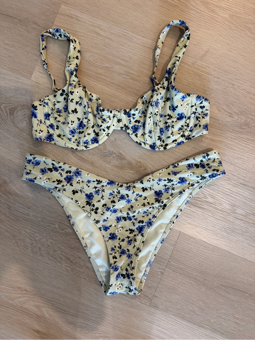 Abercrombie Floral Underwire Bikini Set - Women's size Large - Picture 1 of 2